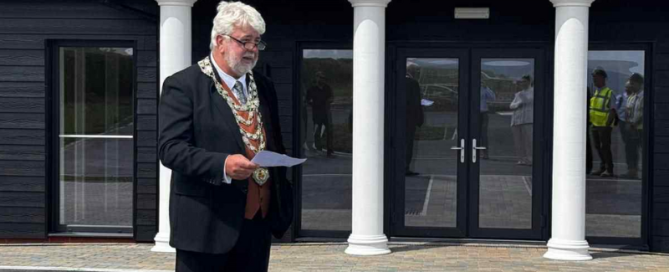 Mayor Visits Mariners Haven Community Building